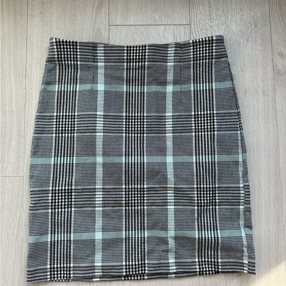 Multiple mini skirts are $15 each or buy all 4 bundles for $45 - Picture 4 of 6